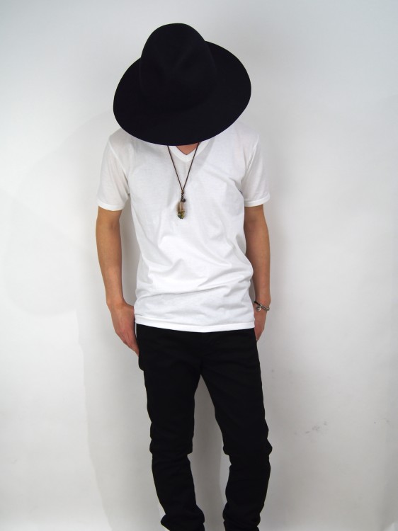 ベーシック Vネックカットソー(WHITE・BLACK)