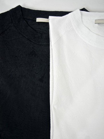 エンポス加工 バインダーネックTシャツ/ペイズリー柄(BLACK・WHITE)