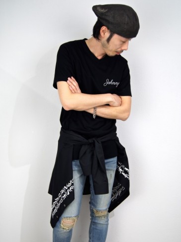 "JOHNNY" VネックTシャツ