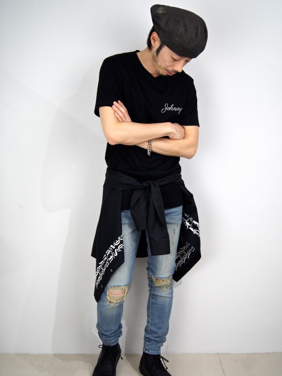 "JOHNNY" VネックTシャツ