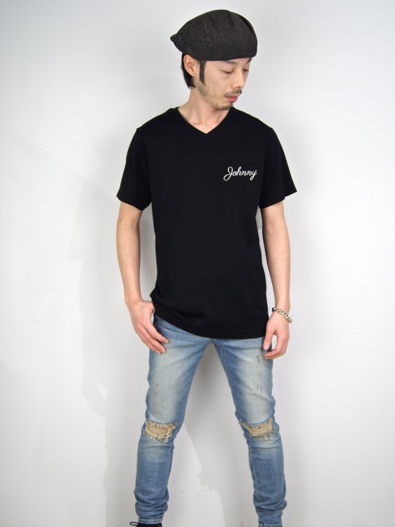 "JOHNNY" VネックTシャツ