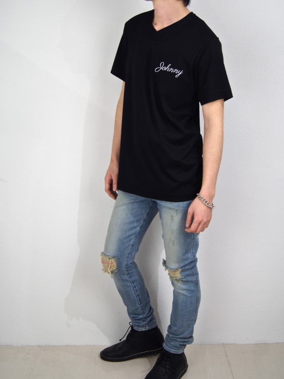 "JOHNNY" VネックTシャツ