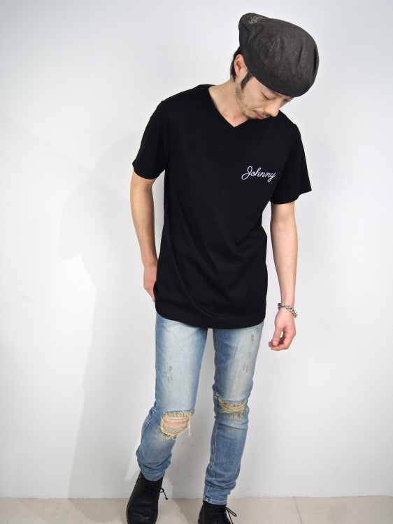 "JOHNNY" VネックTシャツ