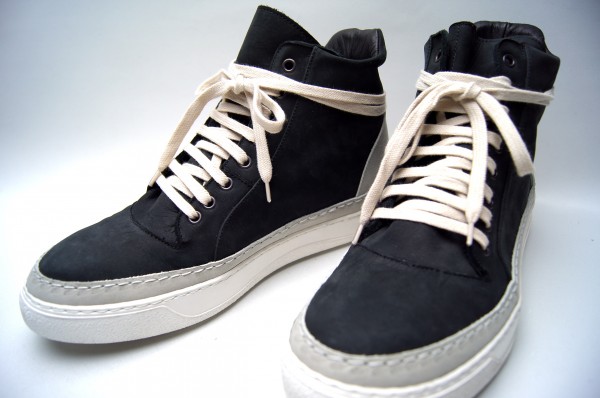 LACE-UP SNEAKER