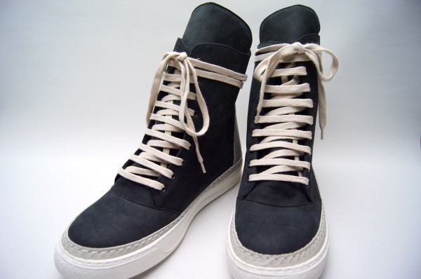 LACE-UP HI SNEAKER